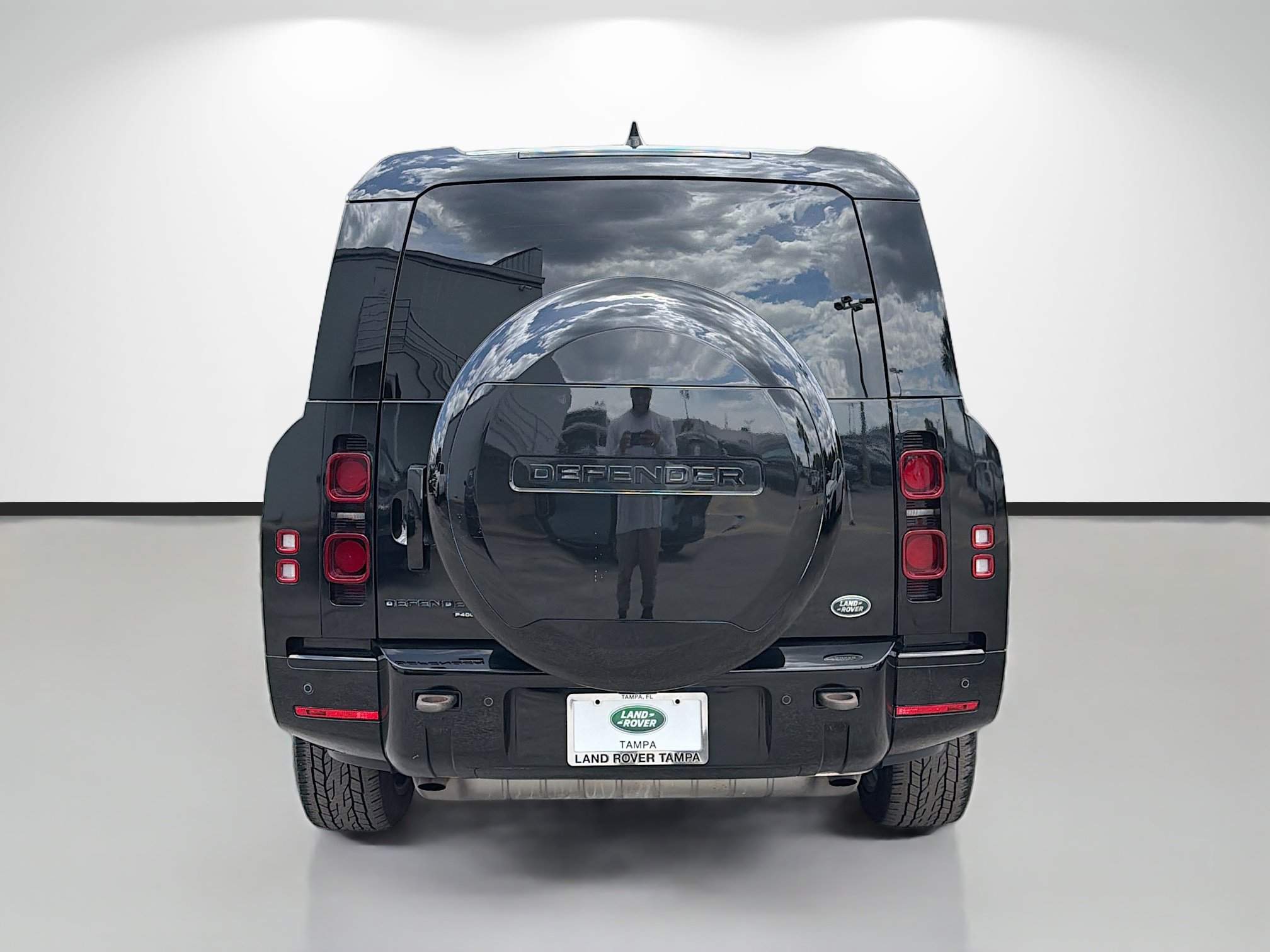 Used 2023 Land Rover Defender 130 X-Dynamic SE AWD/4WD image 4