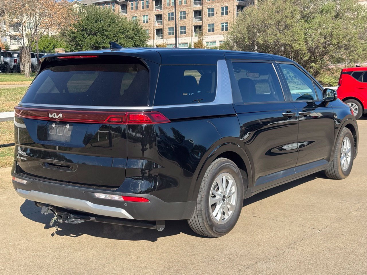 Used 2024 Kia Carnival LX FWD image 4