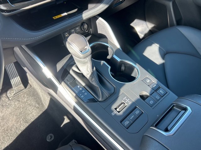 Used 2025 Toyota Highlander XLE image 25