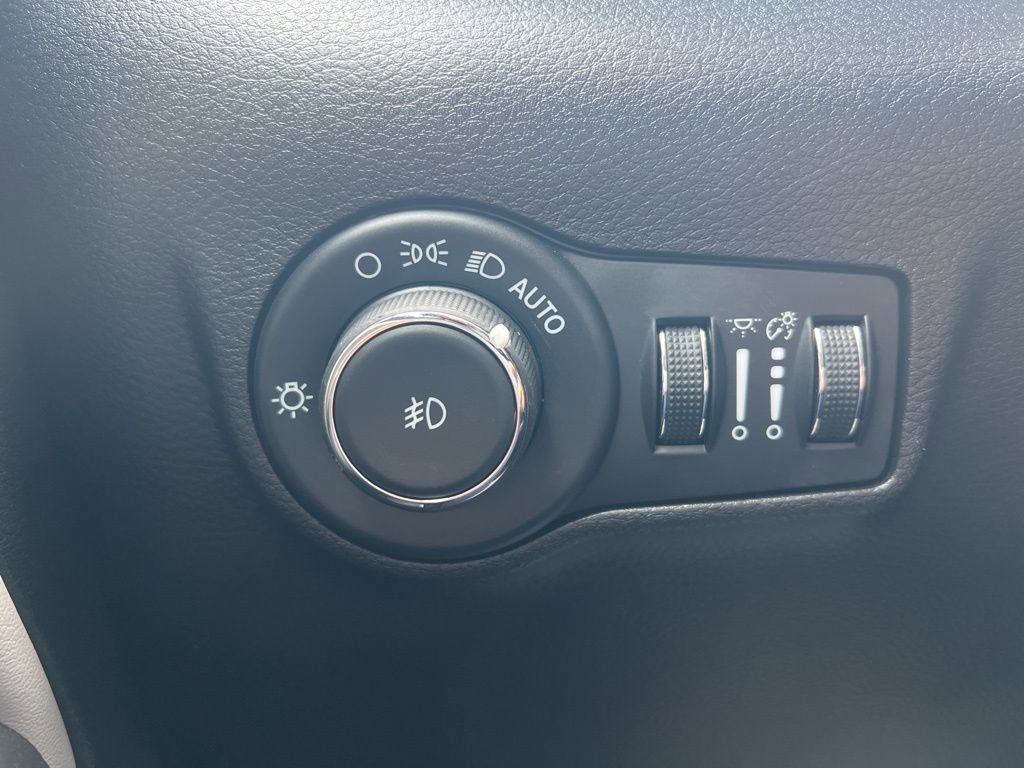 Used 2025 Jeep Compass Limited image 15