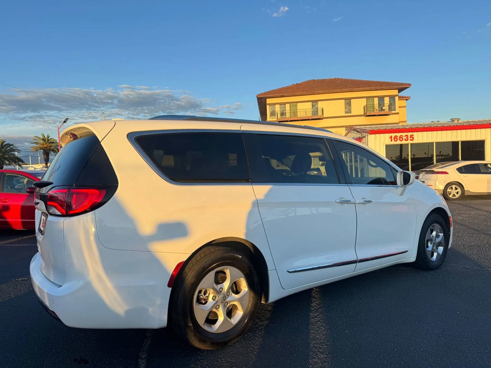 Used 2017 Chrysler Pacifica Touring-L Plus FWD image 10