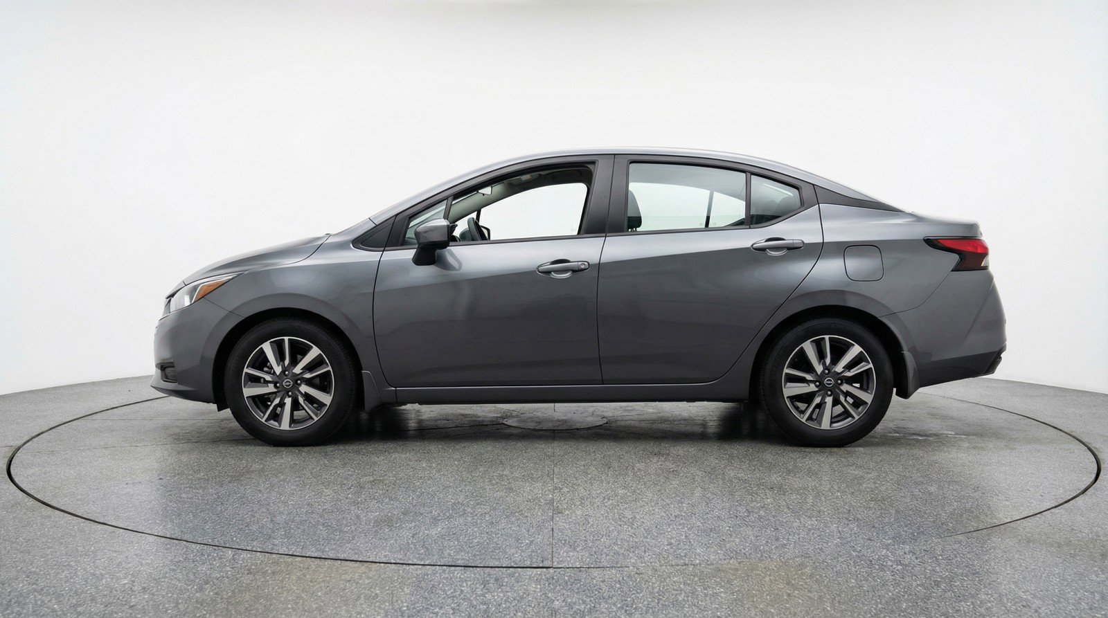 Used 2025 Nissan Versa SV image 5