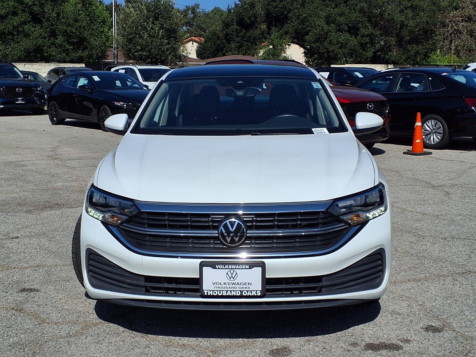 Used 2023 Volkswagen Jetta SE w/ Panoramic Sunroof Package FWD image 2