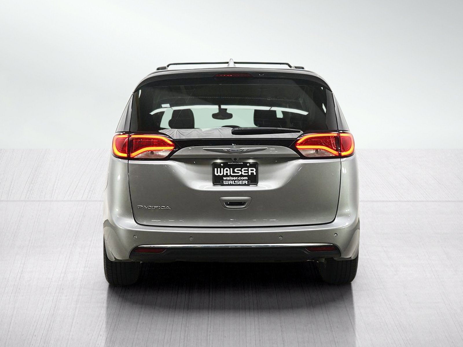 Used 2017 Chrysler Pacifica Touring-L FWD image 4