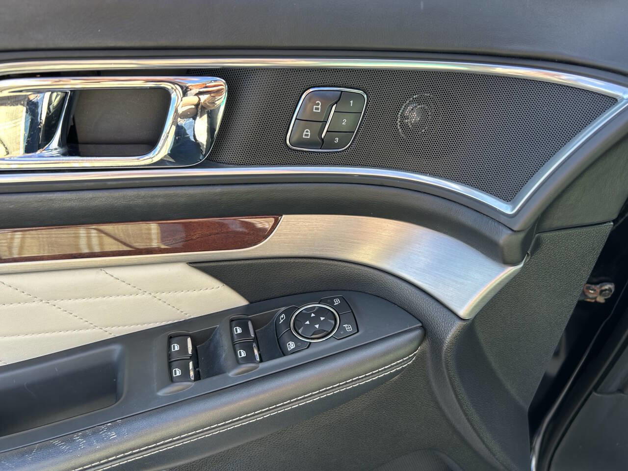 Used 2017 Ford Explorer Platinum image 12