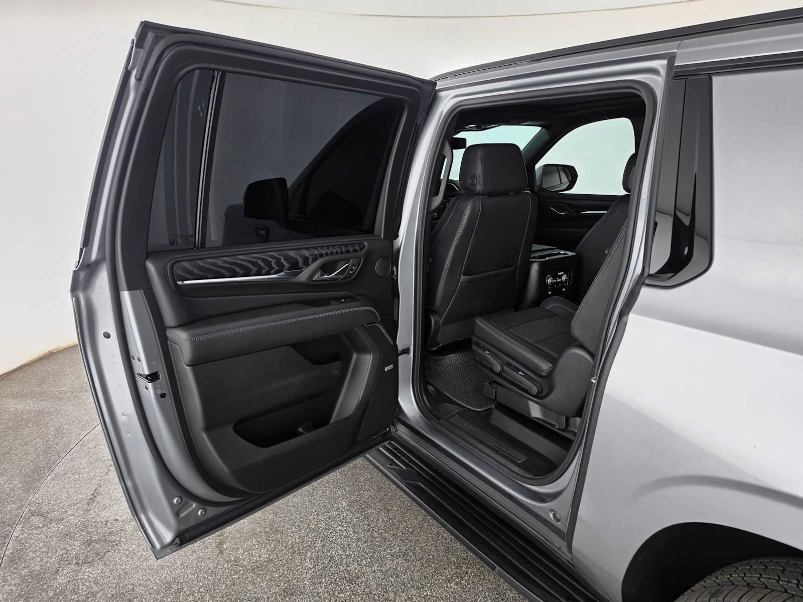 Used 2023 GMC Yukon XL Denali AWD/4WD image 17