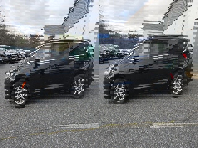 Used 2024 Chrysler Voyager LX image 5