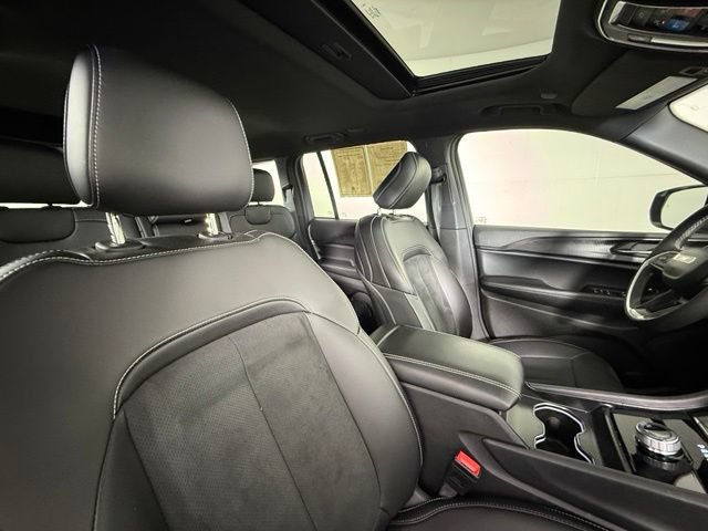 Used 2025 Jeep Grand Cherokee Altitude RWD image 31