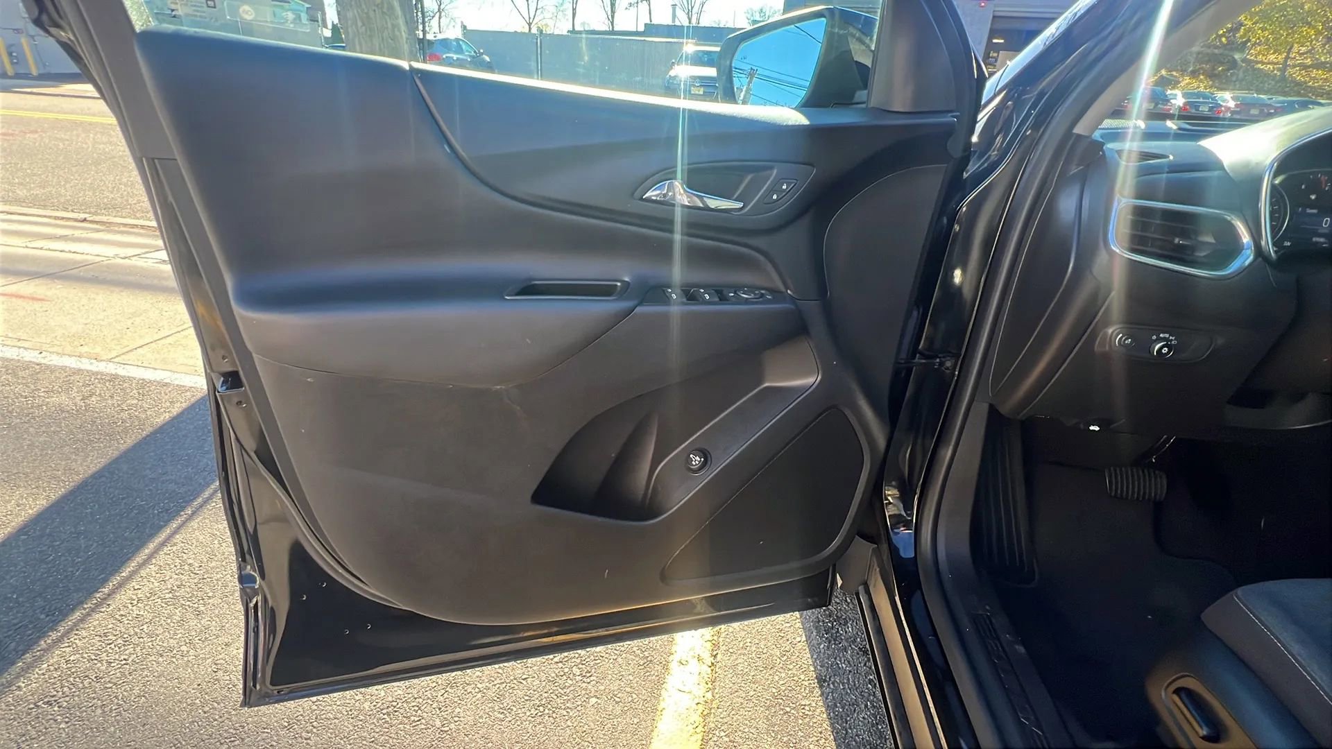 Used 2023 Chevrolet Equinox LT w/ Driver Convenience Package image 22