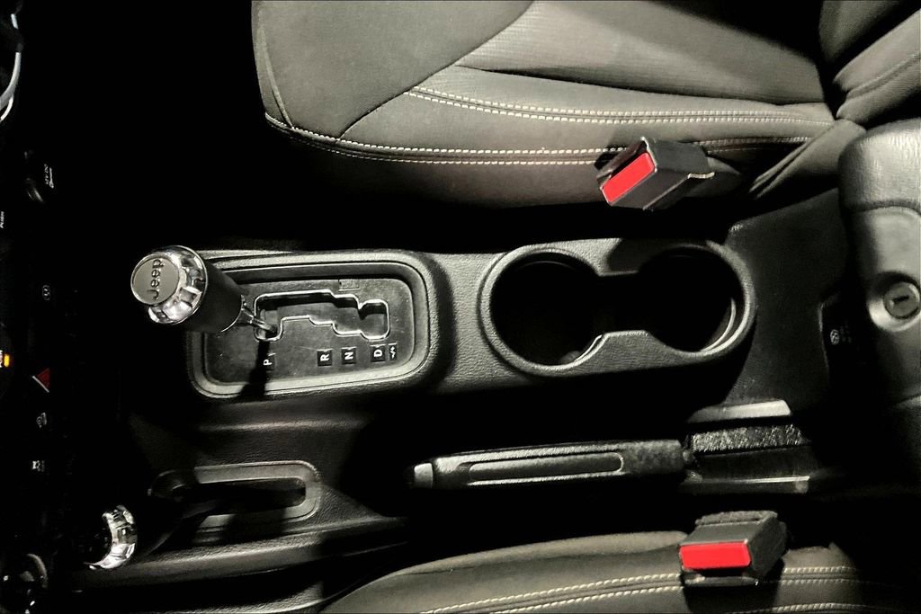 Used 2016 Jeep Wrangler Unlimited Rubicon w/ Connectivity Group image 17