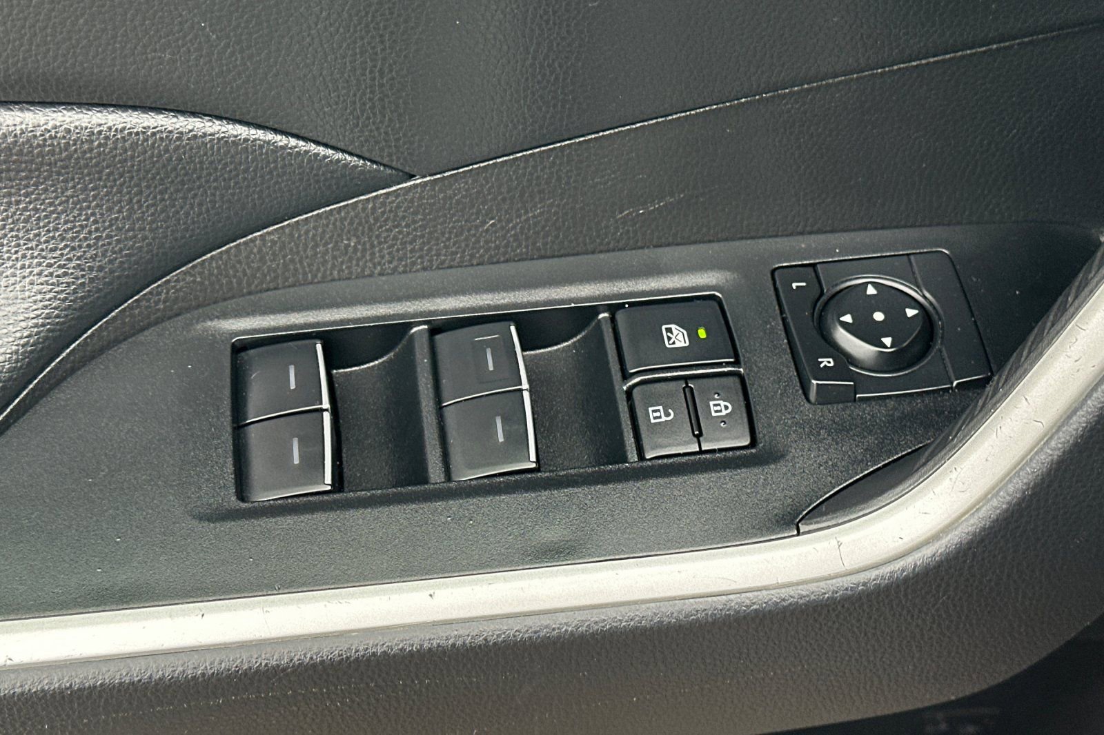 Used 2025 Toyota RAV4 XLE FWD image 12