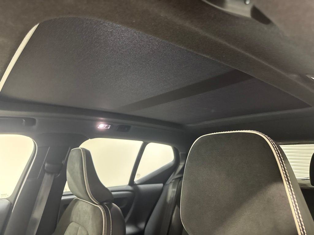 Used 2022 Volvo XC40 T5 R-Design w/ Climate Package AWD/4WD image 16