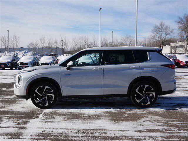 Used 2025 Mitsubishi Outlander SE image 4