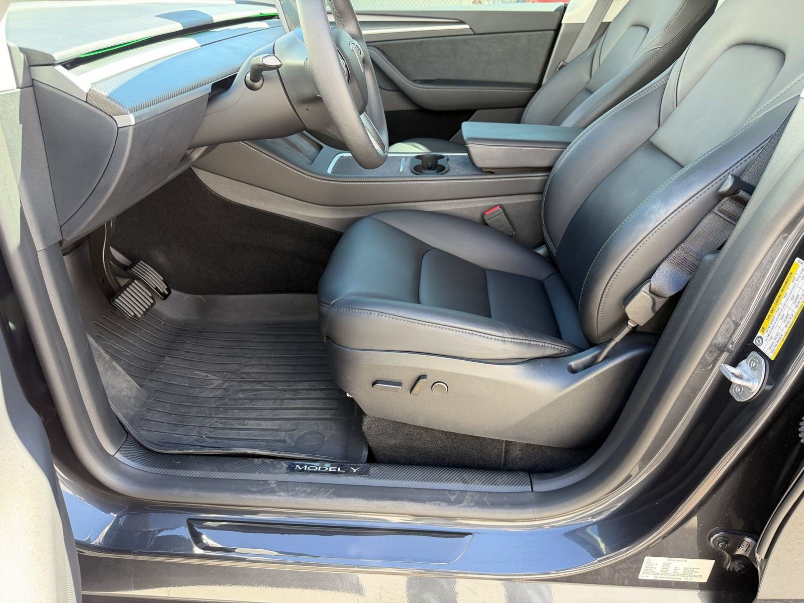 Used 2024 Tesla Model Y 2WD image 4