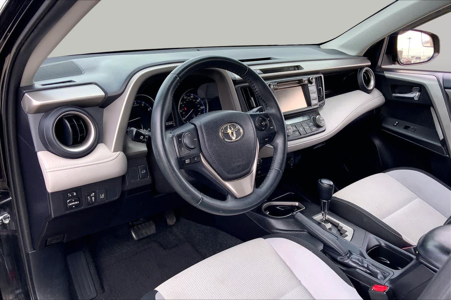Used 2017 Toyota RAV4 XLE FWD image 17