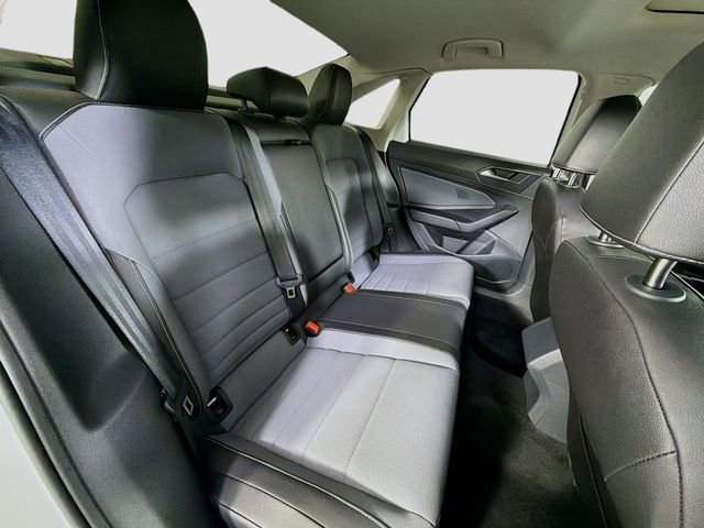 Used 2025 Volkswagen Jetta SE w/ Sunroof Package image 27
