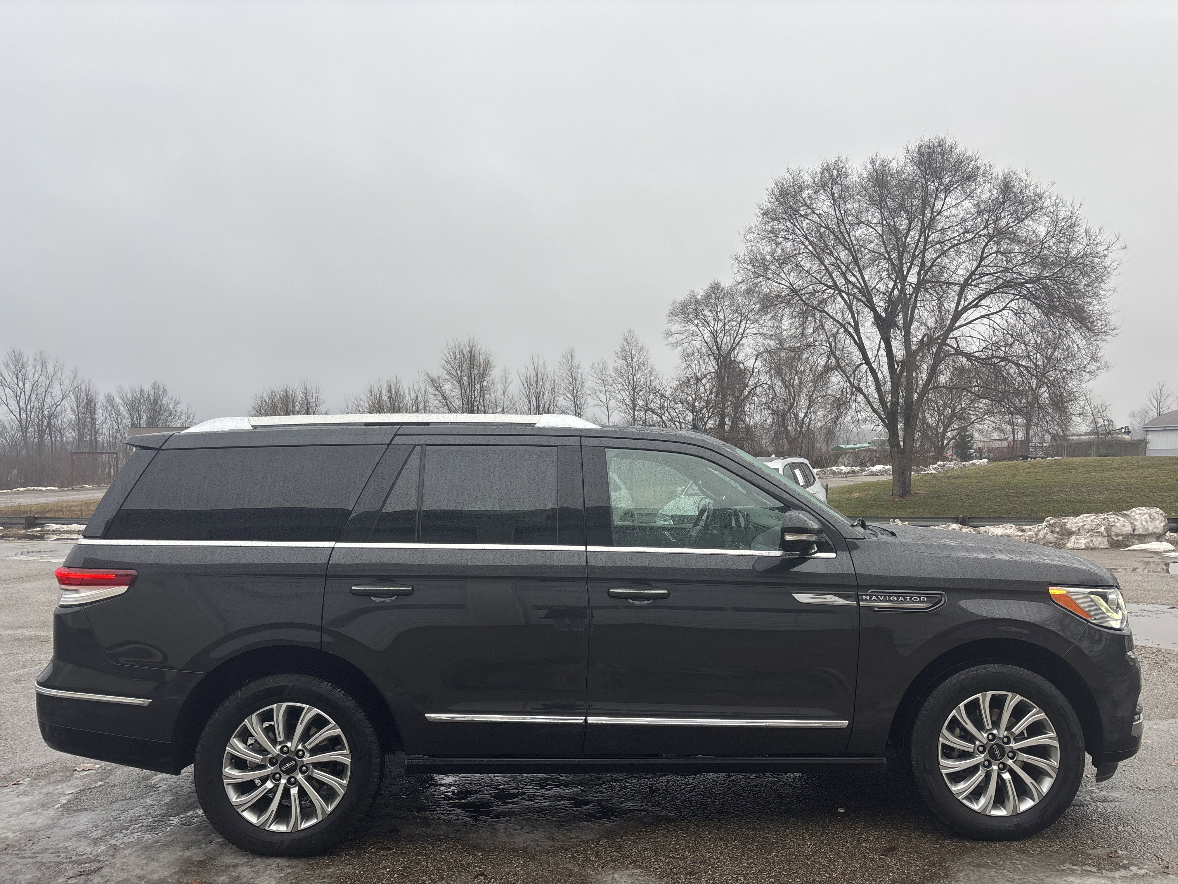 Used 2023 Lincoln Navigator 4WD image 2
