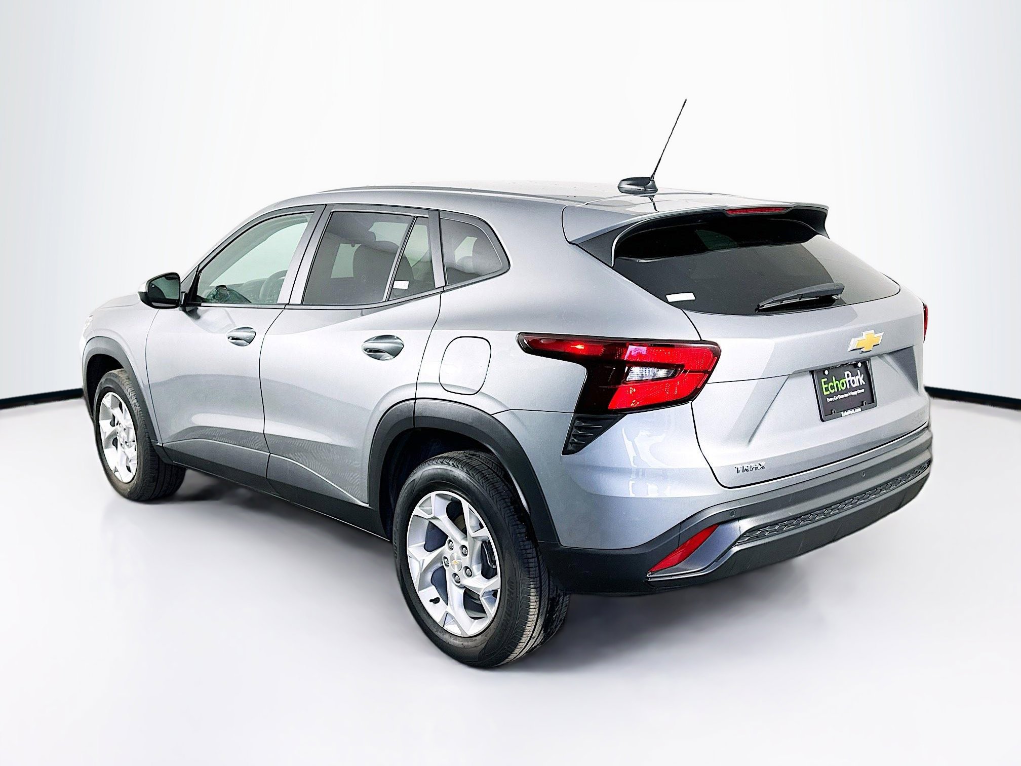 Used 2025 Chevrolet Trax LS w/ LS Convenience Package image 5