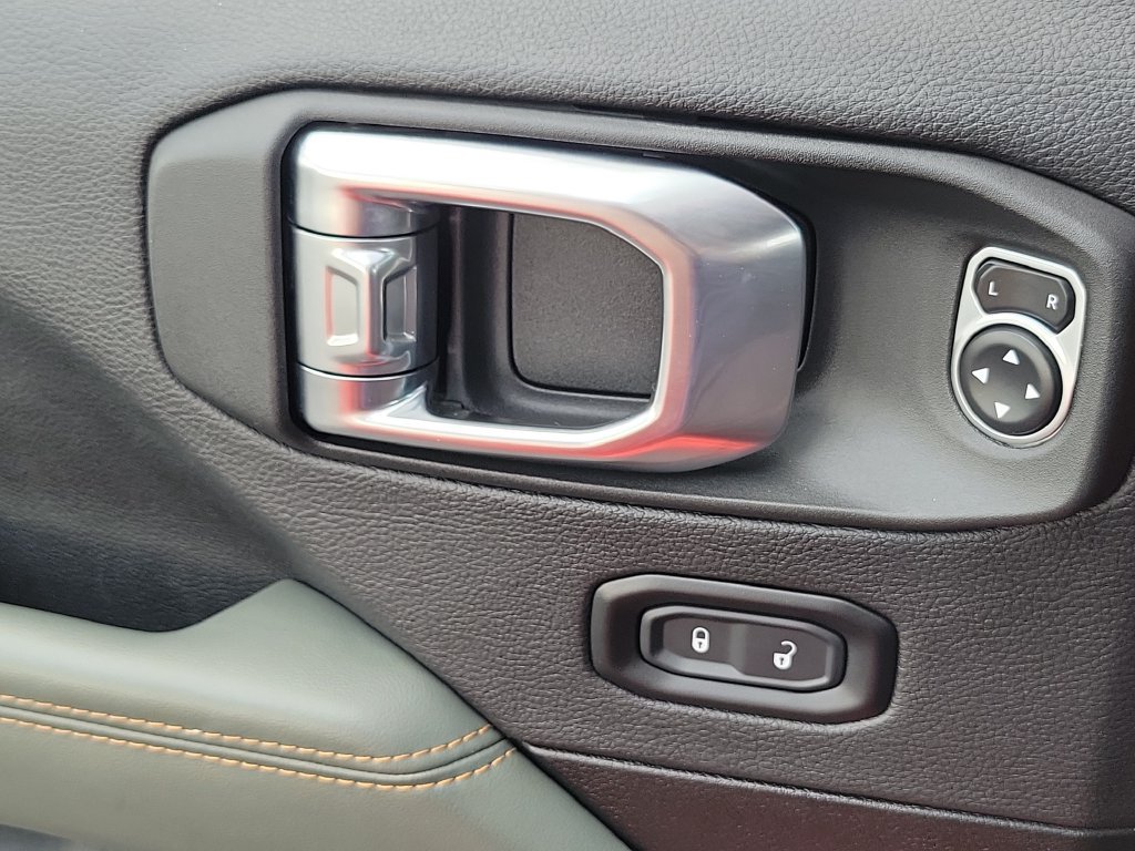 Used 2025 Jeep Gladiator Mojave AWD/4WD image 16
