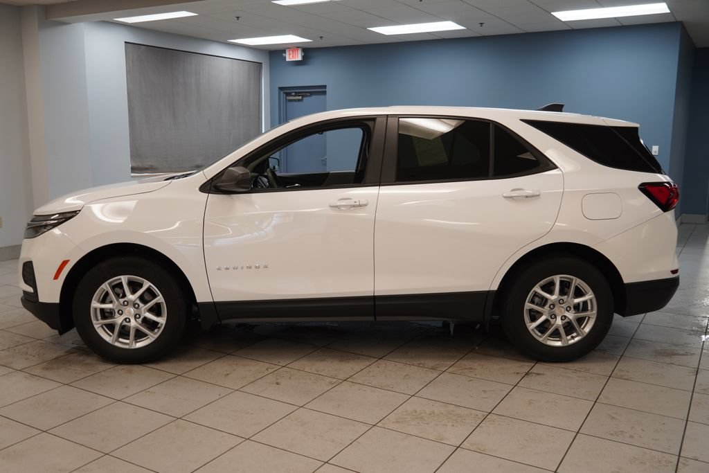 Used 2024 Chevrolet Equinox LS w/ LS Convenience Package FWD image 2