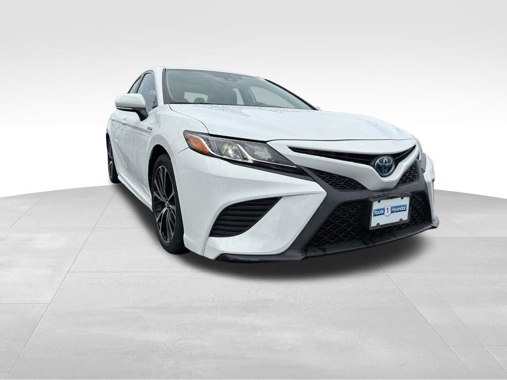 Used 2020 Toyota Camry SE w/ Sunroof Package image 1