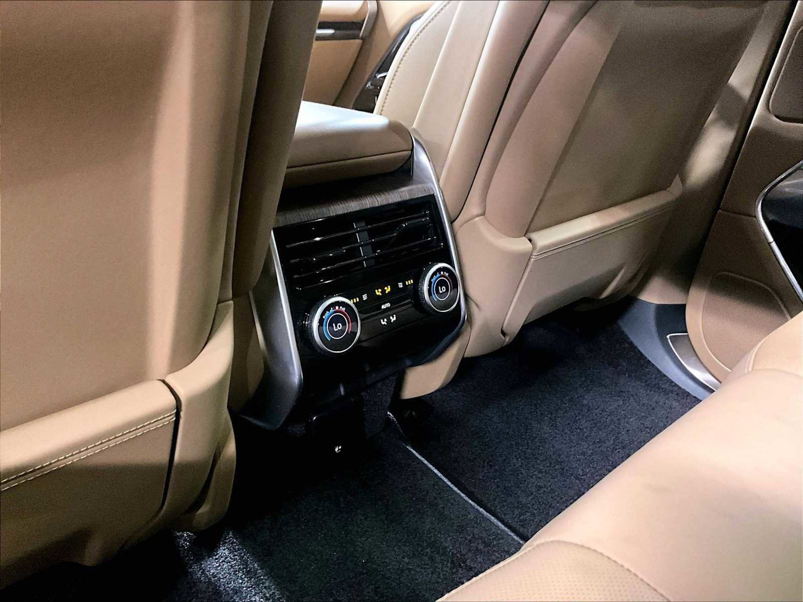 Used 2025 Land Rover Range Rover SE image 25