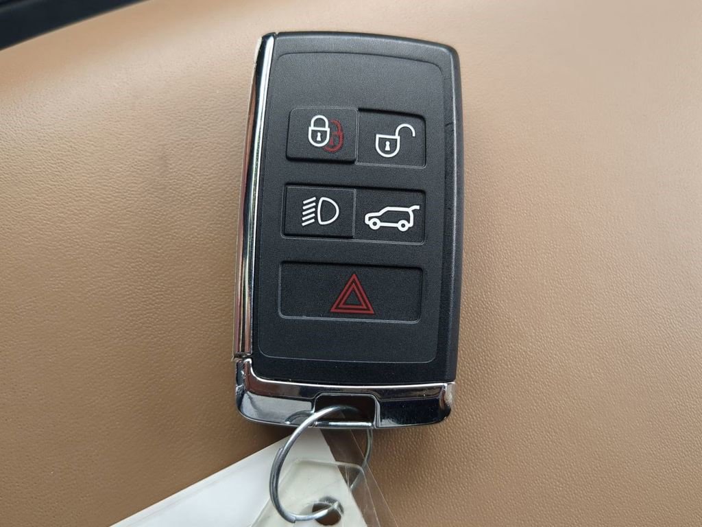Used 2025 Land Rover Defender 130 V8 image 32