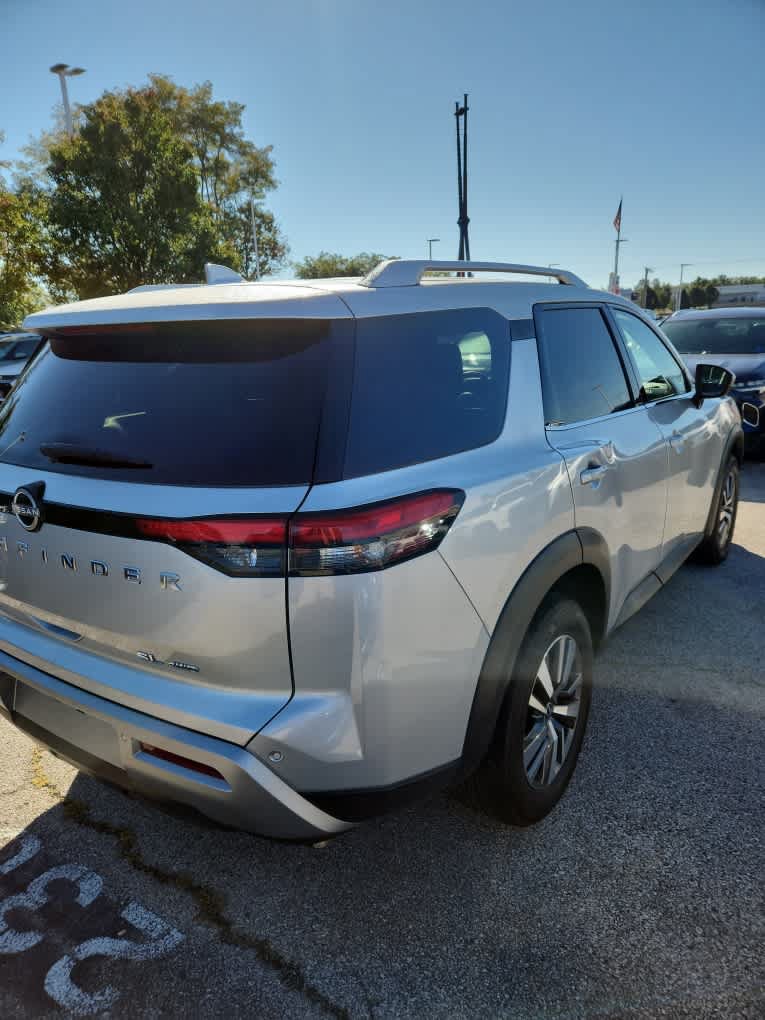 Used 2025 Nissan Pathfinder SL AWD/4WD image 16