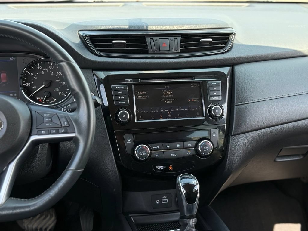 Used 2018 Nissan Rogue SV w/ Premium Package FWD image 17