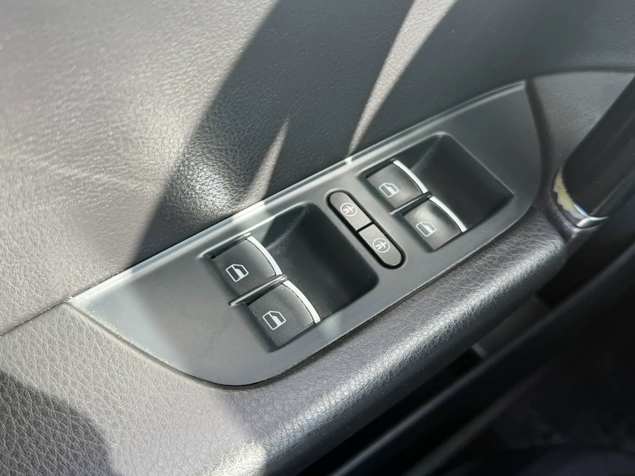 Used 2015 Volkswagen Touareg Sport AWD/4WD image 25