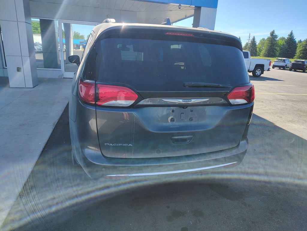 Used 2017 Chrysler Pacifica Touring-L FWD image 7
