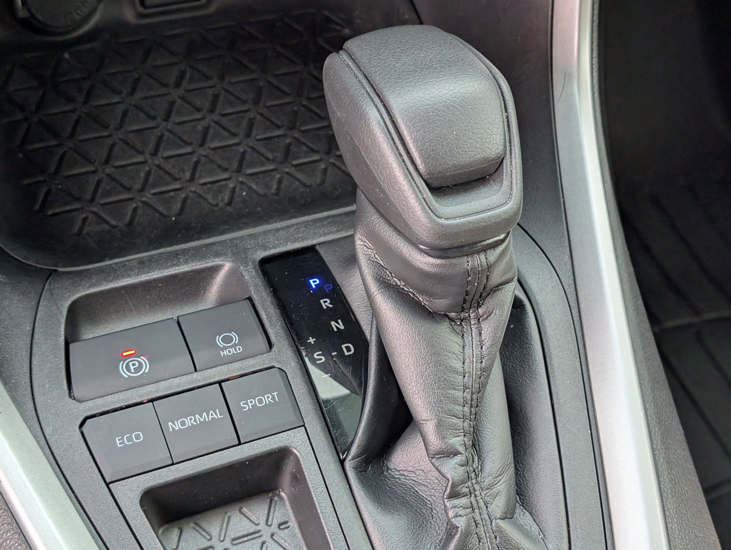 Used 2020 Toyota RAV4 LE image 27