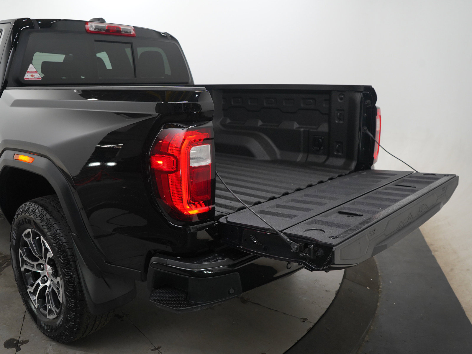 Used 2024 GMC Canyon AT4 w/ Technology Package AWD/4WD image 9
