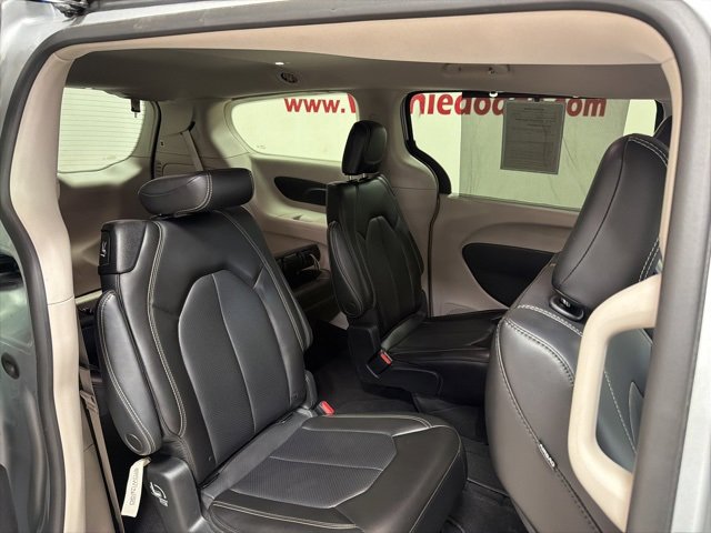 Used 2023 Chrysler Pacifica Touring-L image 17