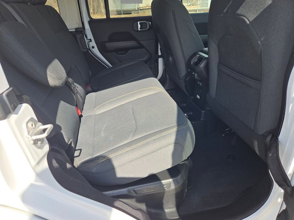 Used 2025 Jeep Wrangler Unlimited Sahara w/ Safety Group image 9