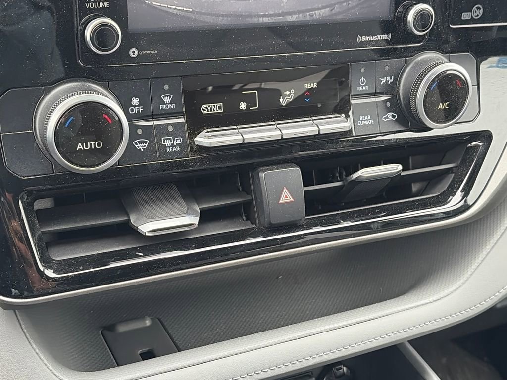 Used 2020 Toyota Highlander L FWD image 23