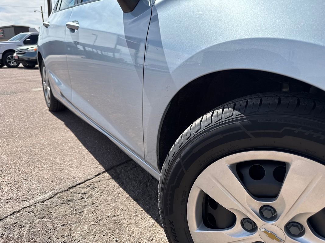 Used 2017 Chevrolet Cruze LS FWD image 40