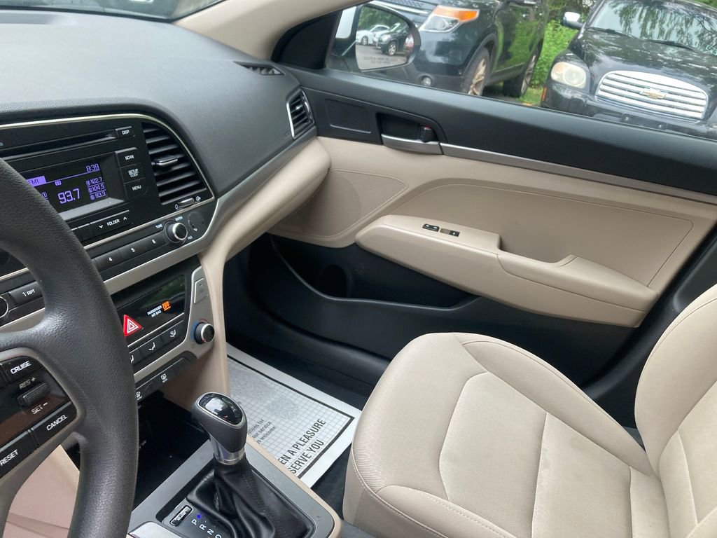 Used 2018 Hyundai Elantra SE image 16
