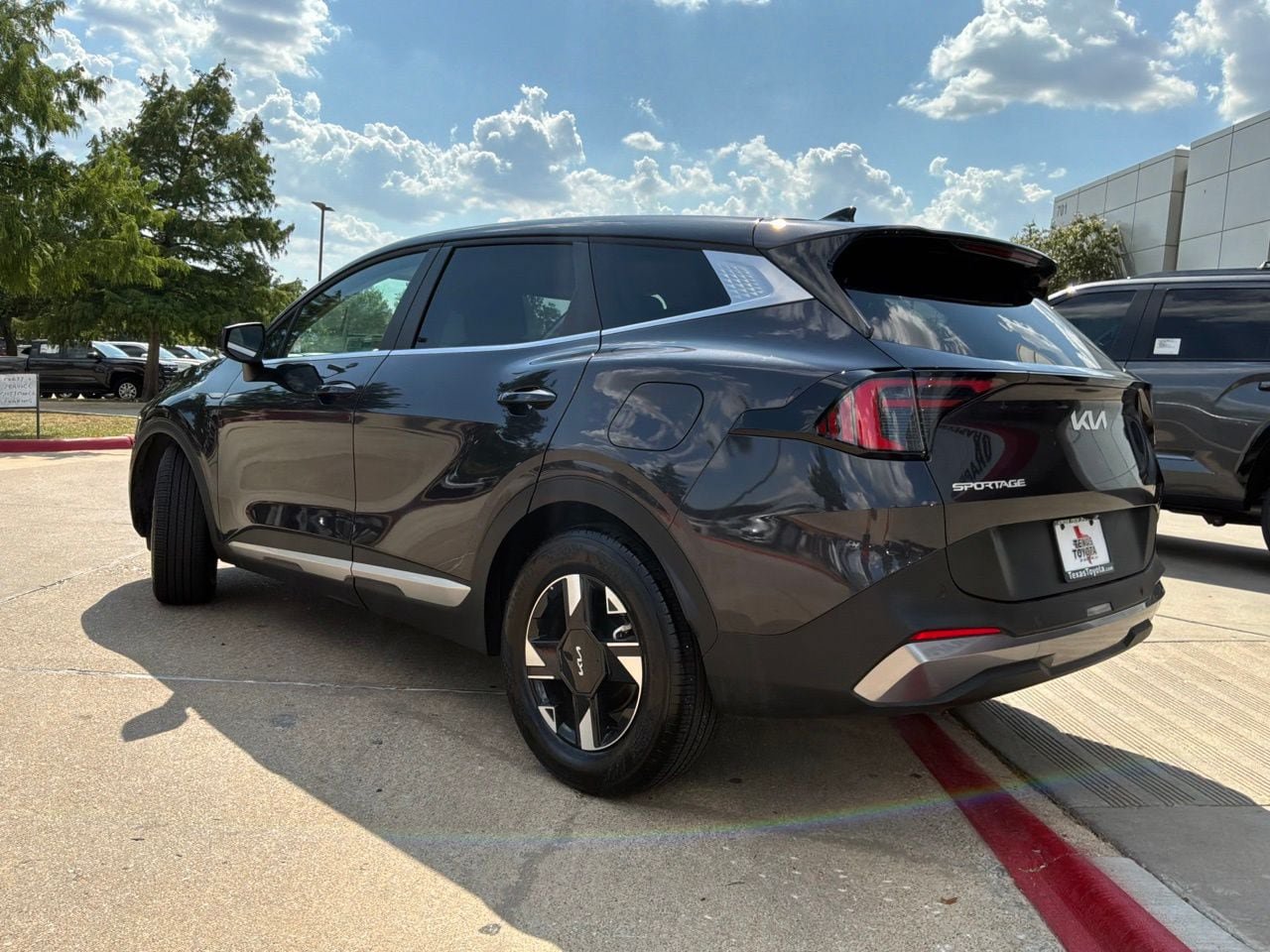 Used 2026 Kia Sportage LX FWD image 8