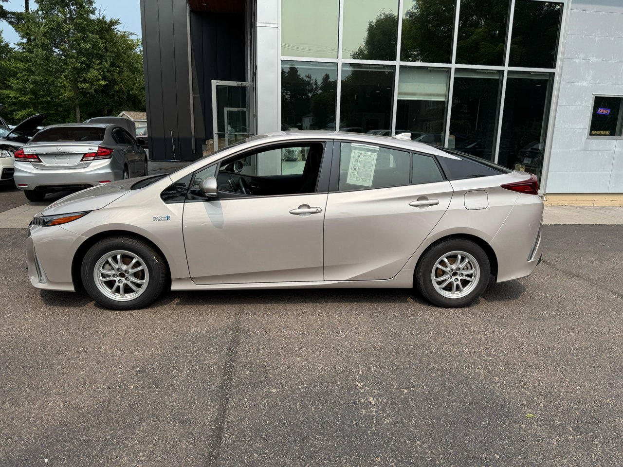 Used 2018 Toyota Prius Prime Premium image 2