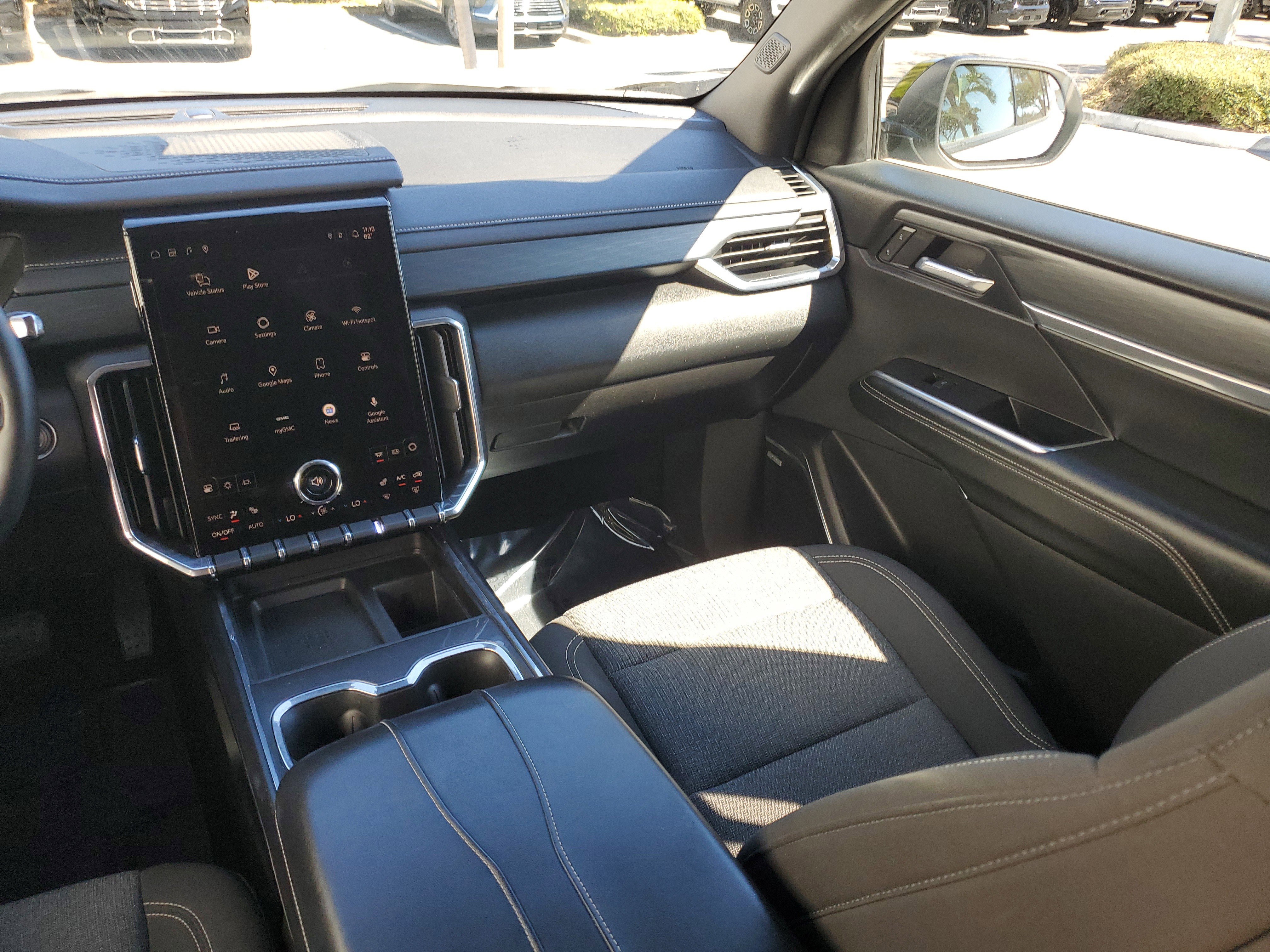 Used 2025 GMC Acadia Elevation image 17