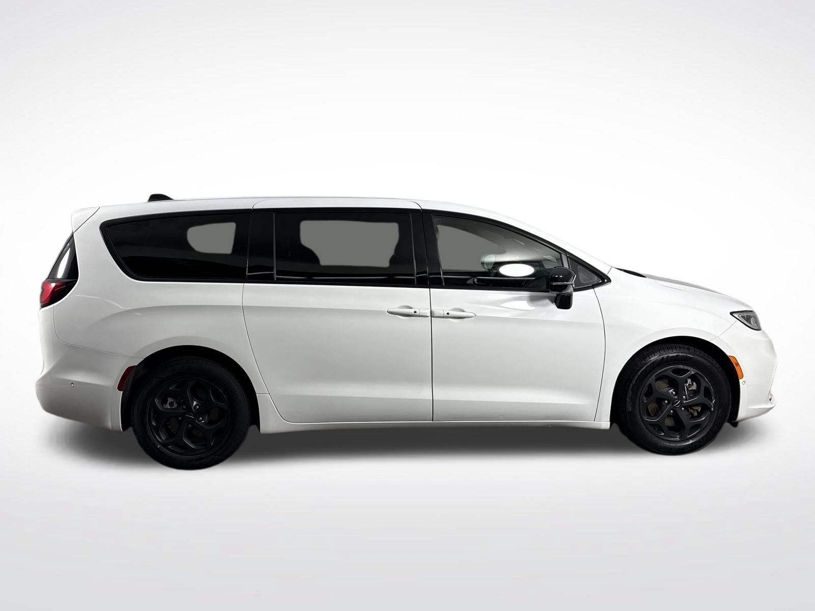 Used 2024 Chrysler Pacifica Limited FWD image 36