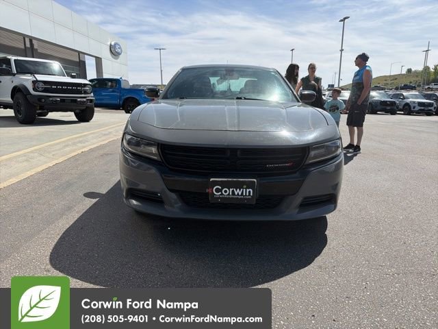 Used 2018 Dodge Charger SXT w/ Blacktop Package RWD image 2