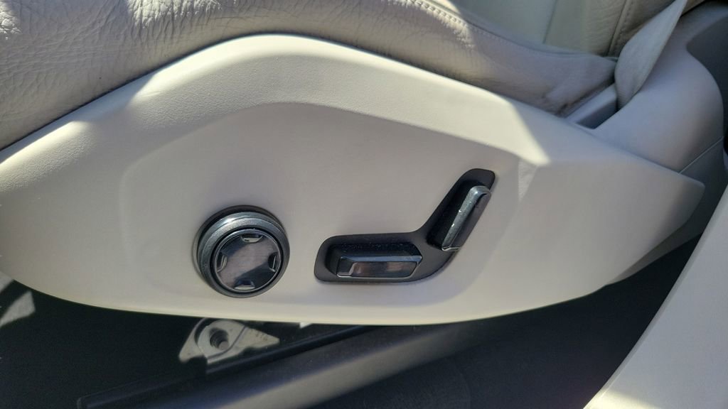 Used 2018 Volvo XC90 T6 Momentum w/ Convenience Package image 17