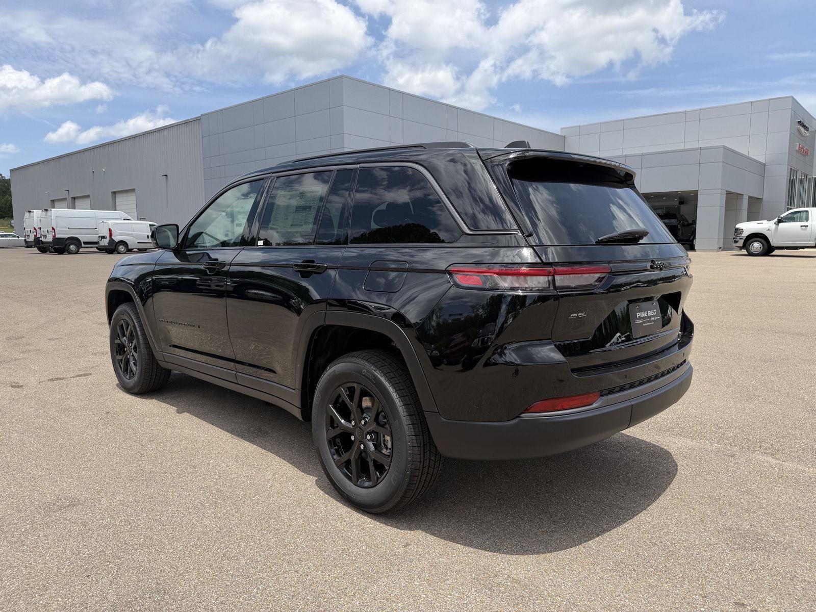 New 2026 Jeep Grand Cherokee Altitude RWD image 4
