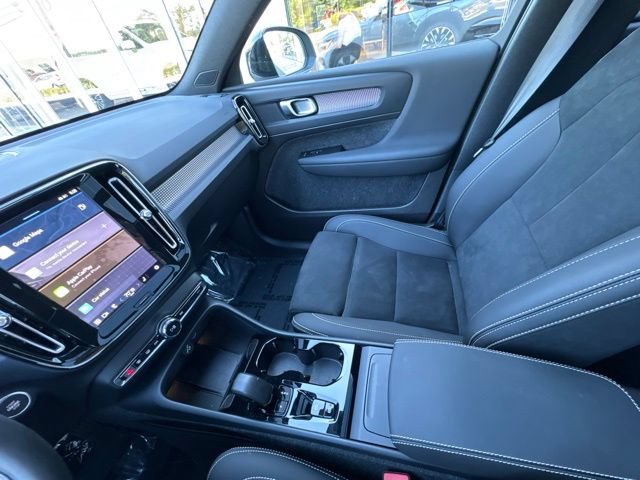 Certified 2025 Volvo XC40 B5 Plus AWD/4WD image 22