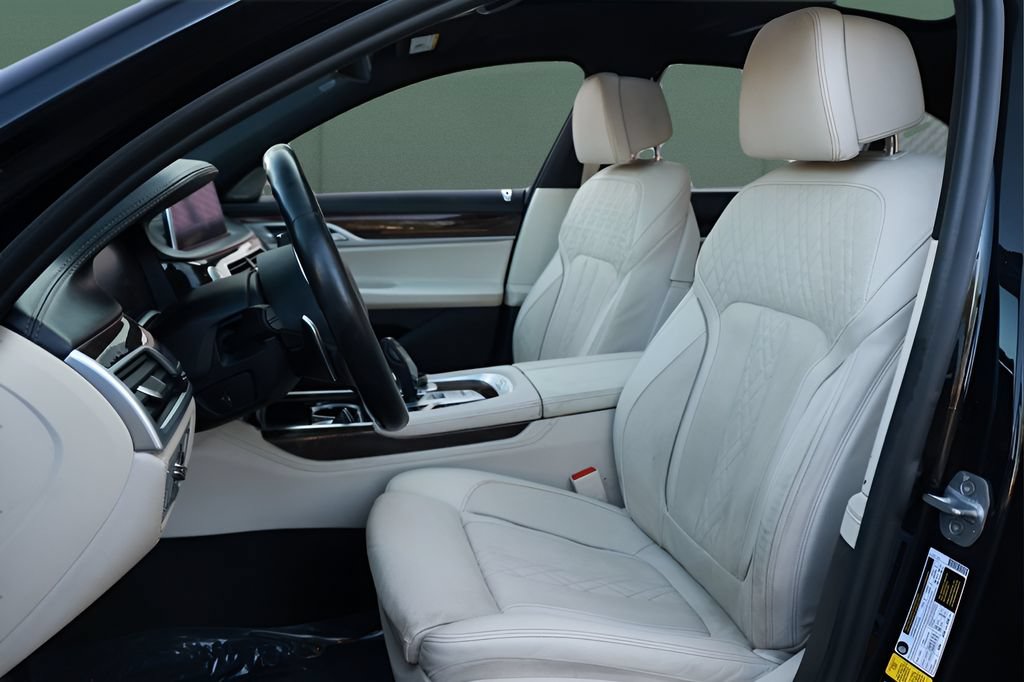 Used 2020 BMW 750i xDrive w/ Executive Package AWD/4WD image 2