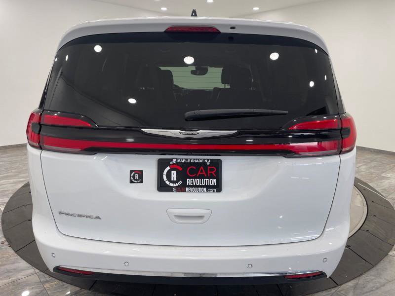 Used 2023 Chrysler Pacifica Touring-L image 6