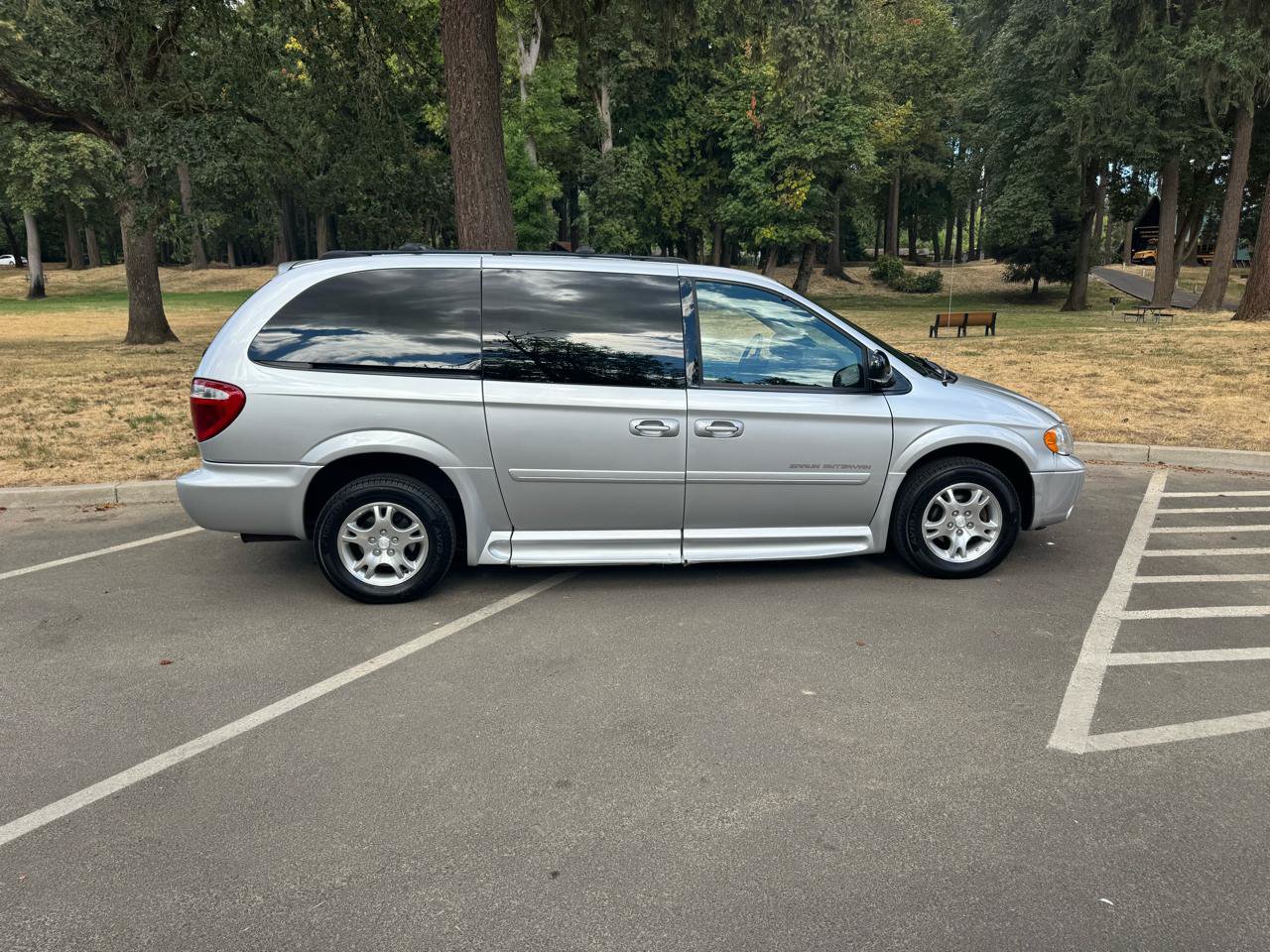 Used 2004 Dodge Grand Caravan SXT w/ Premium Group FWD image 7
