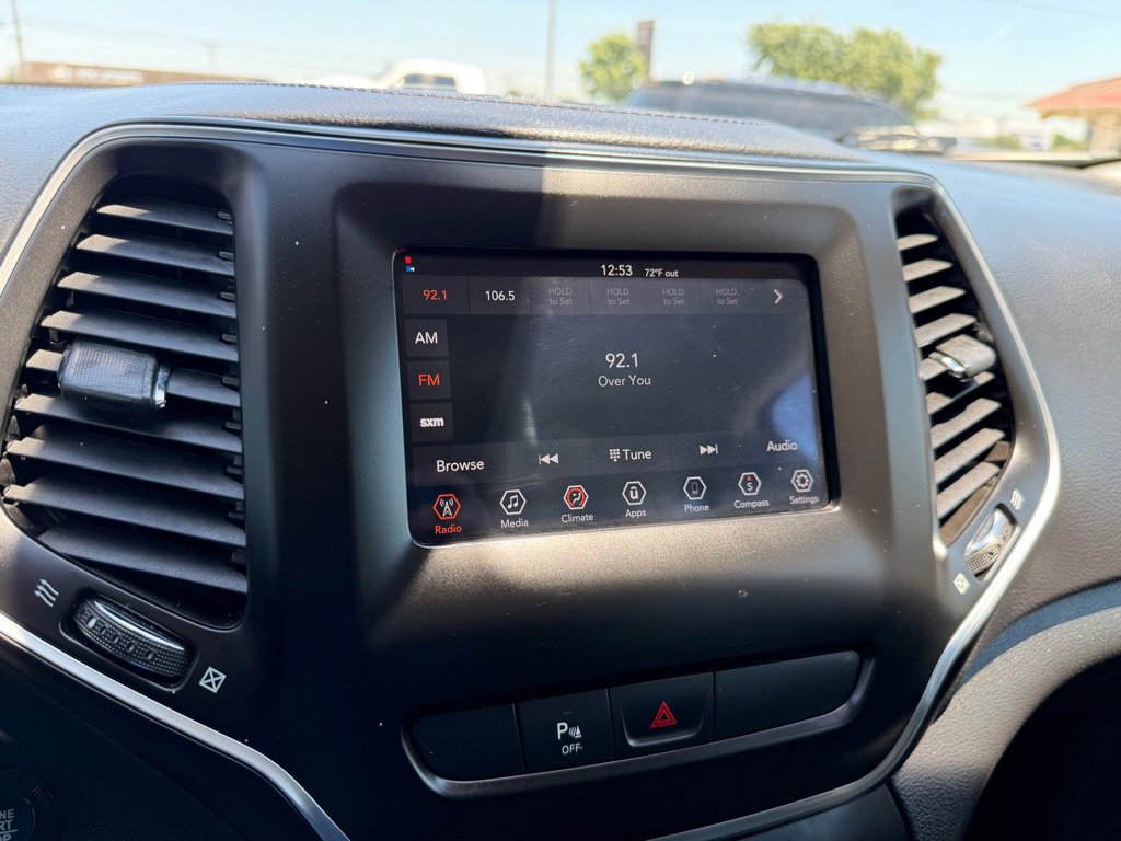 Used 2019 Jeep Cherokee Latitude Plus FWD image 18